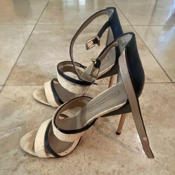 BCBG MaxAzria nude and black sandal size 6.5 - Picture 4 of 4